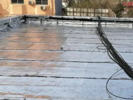 玉溪市卫生间漏水维修公司分享下玉溪市屋面楼顶防水刚性防水层施工要点。
